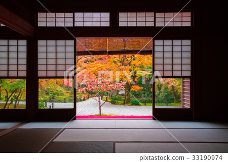 Autumn leaves of Yugoyaji Temple in Kyoto 33190974