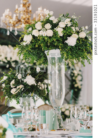 Bouquet of white roses stands in the middle  33191021