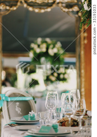 Mirror reflects vase with white roses Mirror reflects vase with white roses 33191033