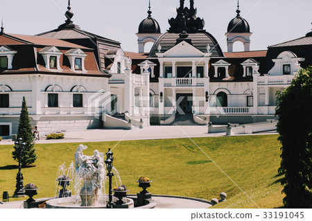 Beautiful fountain before white estate Beautiful fountain before white estate 33191045