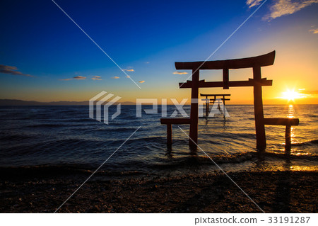 The dawn and sunrise of the sea torii 33191287