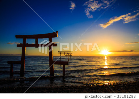 The dawn and sunrise of the sea torii 33191288