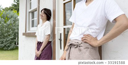 A couple wearing relaxed wear standing in front of the house 33191588