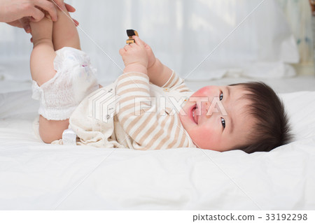 Baby changing diapers 33192298