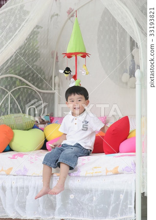 孩子們在床上 33193821