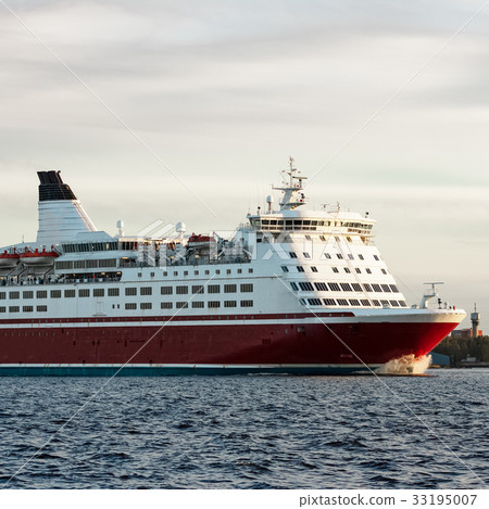 Red cruise liner Red cruise liner 33195007