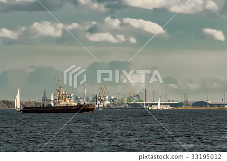 Tug ships and sailboats 33195012