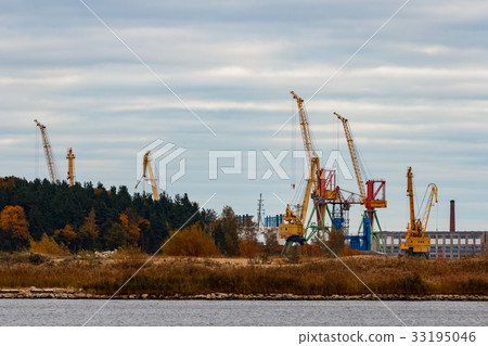 Yellow cargo cranes Yellow cargo cranes 33195046