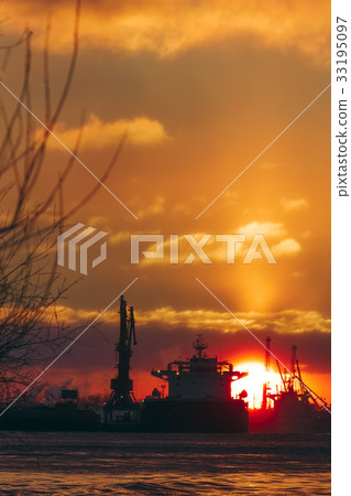 Colorful winter sunrise 33195097
