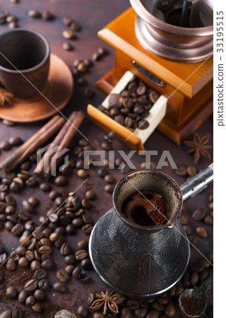 Old coffee pot and beans 33195515