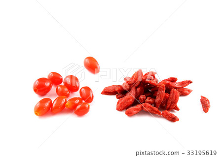 fresh and dried goji berries isolated on white 33195619