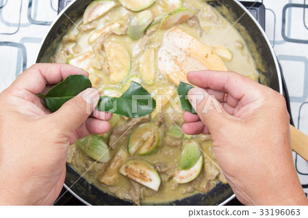 Chef shred kaffir lime leaves for cooking Chef shred kaffir lime leaves for cooking 33196063