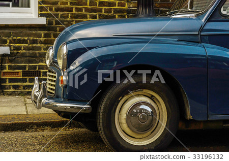 LONDON, ENGLAND - JUNE 3, 2017 Old car LONDON, ENGLAND - JUNE 3, 2017 Old car 33196132