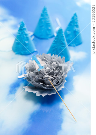 Birthday hats and decorations for first birthday. 33196525
