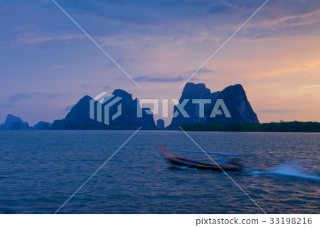 Boat on the sea Boat on the sea 33198216