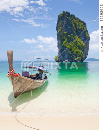 Cliff and the sea Cliff and the sea 33198698