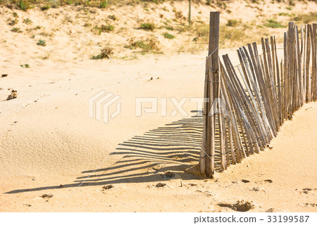 Wooden fence on Atlantic beach in France 33199587