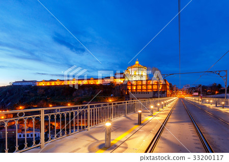 Porto. The bridge of Don Luis at dawn. 33200117