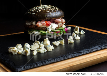 Black hamburger made from beef, with dor-blu. 33200202