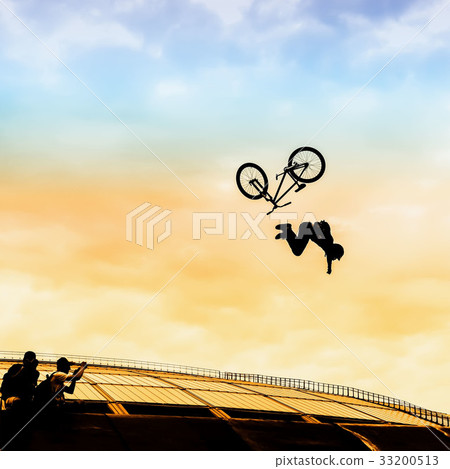 Extrem Sport. Silhouette of young man doing jump 33200513