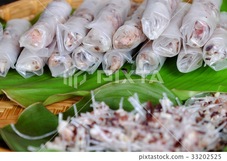 Doing spring rolls 33202525