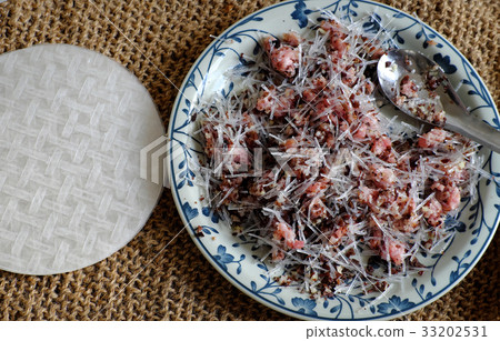 Raw material for spring rolls 33202531