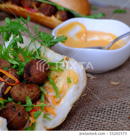 Vietnamese street food, banh mi thit nuong 33202573