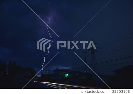 A blow of lightning that shines in the dark 33203108