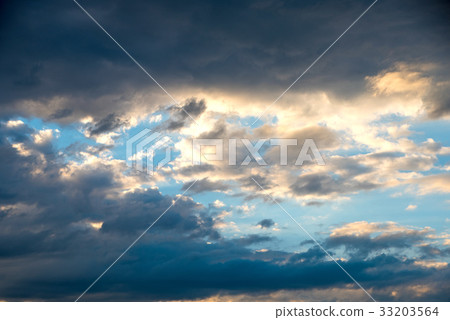 在天氣的黑雲彩 在天氣的黑雲彩 33203564