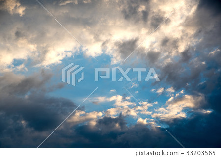 在天氣的黑雲彩 在天氣的黑雲彩 33203565