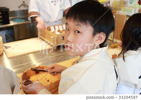 A boy making a wharf 33204597