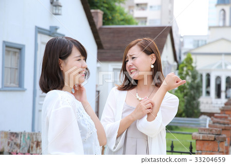 Ugly expression woman Ugly expression woman 33204659