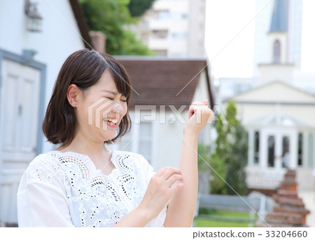 Ugly expression woman Ugly expression woman 33204660