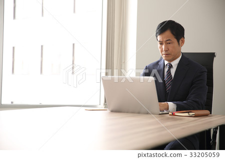 Working men 33205059