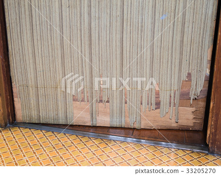 Old and damaged open door 33205270