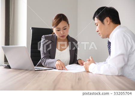 Meeting in the meeting room 33205704