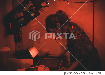 暗室 女生 女孩 33207206