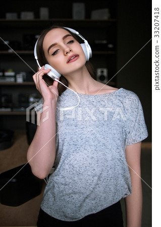 Self-studying for youth. Listening to audio book Self-studying for youth. Listening to audio book 33207418