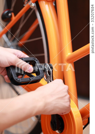 Bicycle (assembled tool repair adjustment maintenance disassembly inspection wrench wrench orange orange body parts faceless) Bicycle (assembled tool repair adjustment maintenance disassembly inspection wrench wrench orange orange body parts faceless) 33207684