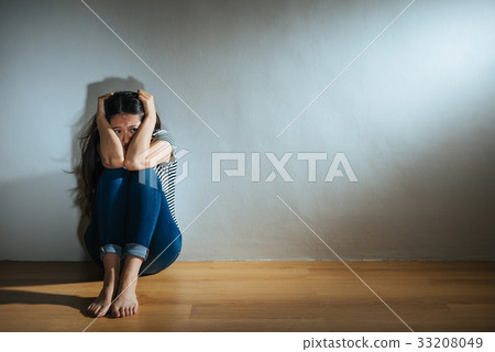 depressed fear girl hearing family violence 33208049