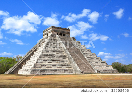 Ancient Mayan pyramid Kukulcan Temple Chichen Itza 33208406