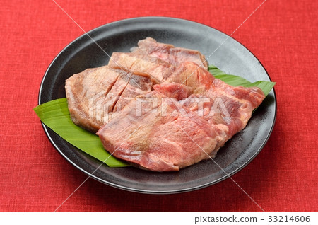 Beef tongue for yakiniku thick-cut / seasoned raw meat. Unheated, not baked. 33214606