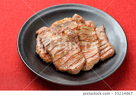 Beef tongue for yakiniku thick-cut / seasoned. It has been heated and baked. Beef tongue for yakiniku thick-cut / seasoned. It has been heated and baked. 33214867