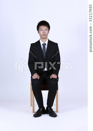新人坐在椅子的商人男性 33217695