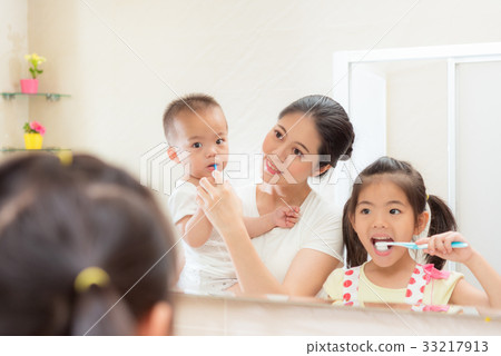 smiling elegance mom holding little baby son smiling elegance mom holding little baby son 33217913