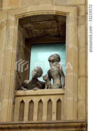Sculpture of a girl, a boy and a cat in Baku. Sculpture of a girl, a boy and a cat in Baku. 33219572
