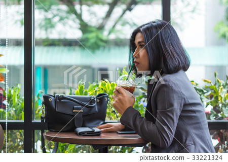 Portrait of a bussiness woman Portrait of a bussiness woman 33221324