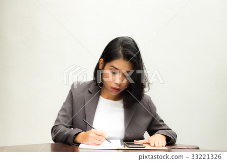 Portrait of a bussiness woman Portrait of a bussiness woman 33221326