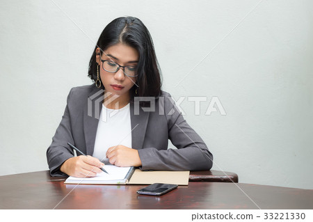 Portrait of a bussiness woman Portrait of a bussiness woman 33221330