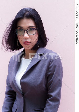 Portrait of a bussiness woman Portrait of a bussiness woman 33221337